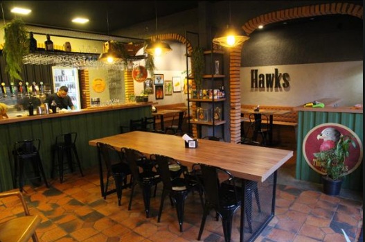 Bar e balcão de cervejas artesanais do Hawks Craft Beer em Ouro Fino